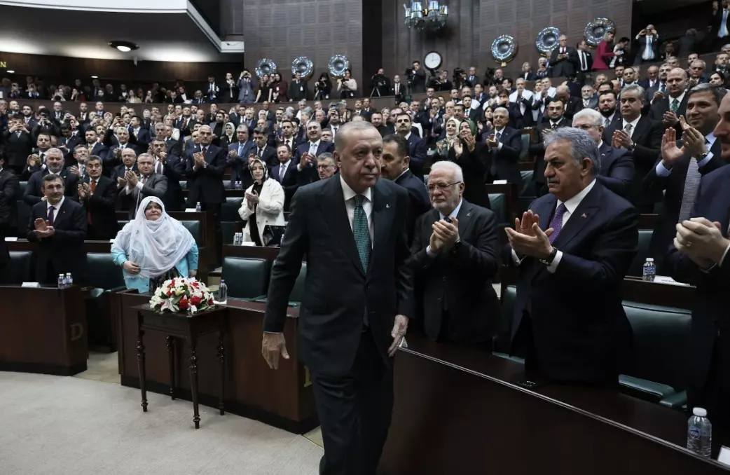 Legisladores de la oposición intentaron impedir la jura del nuevo ministro de Justicia, Akın Gürlek, a quien acusan de persecución política. Hubo un diputado herido y la sesión debió ser suspendida. 