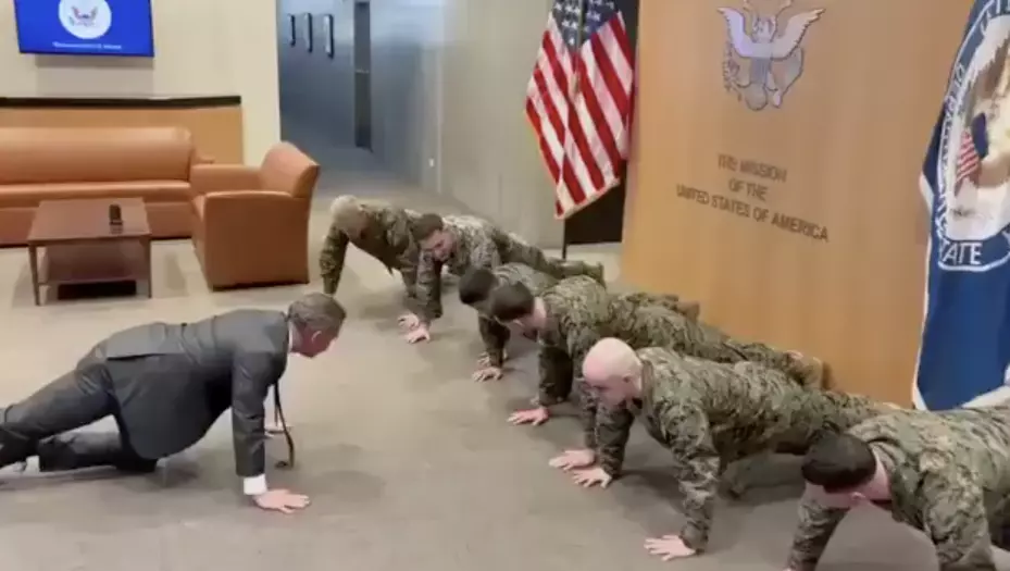 El embajador de Estados Unidos ante la ONU demostró la disciplina de los marinos al realizar flexiones en conjunto. 