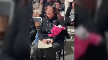 La regidora de Ocotlán fue captada en un evento de la Casa de Cultura de Jalisco mientras cargaba a un mono araña.