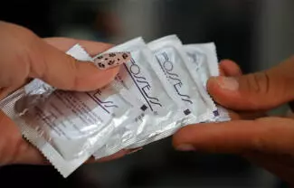 Con casi el 50% de la juventud en situación de pobreza, el acceso gratuito en centros de salud y espacios públicos resulta urgente