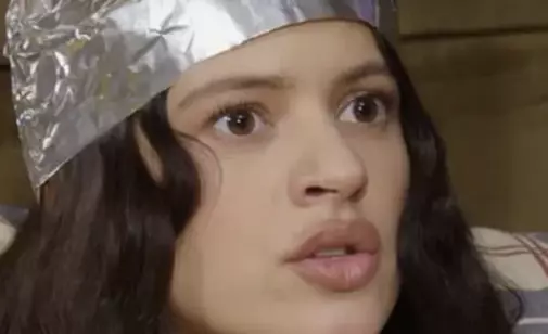 En el mismo espacio, Rosalía también compartió una experiencia personal vinculada a una relación sentimental pasada, al recordar un comentario que la marcó profundamente y que influyó en una decisión importante en su vida.