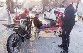 El accidente dejó como saldo a un joven motociclista con lesiones de consideración y cuantiosos daños materiales