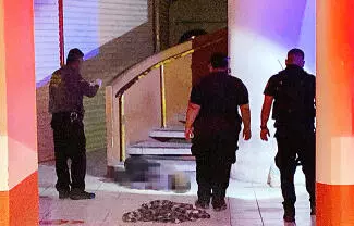 Un hombre en situación de calle fue encontrado sin vida al exterior de las oficinas de Infonavit ubicadas al pie del bulevar Harold R. Pape.