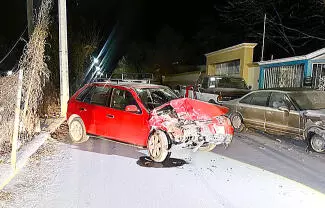 Una mujer presuntamente en estado de ebriedad y bajo los efectos de alguna sustancia tóxica, provocó un potente choque.