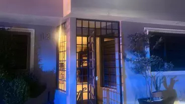 Personal médico que llegó a la casa en la zona sur de Toluca confirmó que los familiares del joven ya habían perdido la vida tras la agresión.