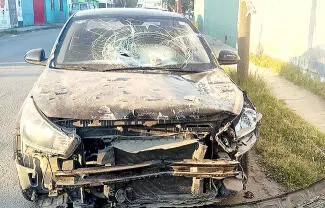 Severos daños materiales en un domicilio y pérdida total de un vehículo fue el saldo que dejó un potente percance vial catalogado como choque.