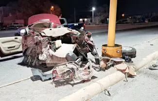 Terminó incrustado debajo de la caja de un tráiler