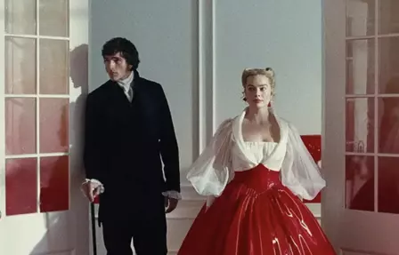 La nueva versión de Emerald Fennell de la icónica novela de Emily Brontë ha generado polémica entre fans y críticos por sus libertades creativas.