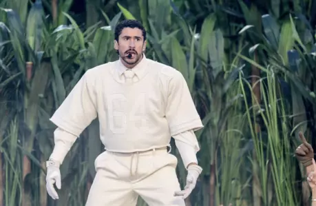 Esto es lo que sabemos sobre la venta del divertido disfraz de pasto que fue usado para el show del boricua en el Super Bowl.