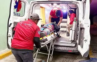 Un conductor que presuntamente manejaba en estado de ebriedad, terminó lesionado y semi prensado luego de provocar un fuerte accidente.