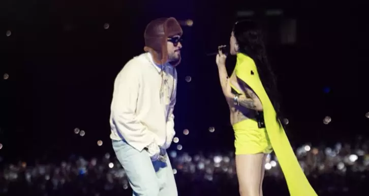 En una velada marcada por la memoria y los primeros vínculos de su carrera, el cantante celebró sus raíces junto a colegas que lo acompañaron antes de su salto global 