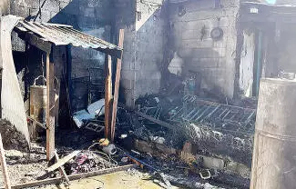 Presuntamente un cortocircuito provocó un fuerte incendio en un tejabán habilitado como bodega y taller.