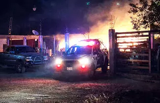 Un fuerte incendio se registró la noche del domingo en una vivienda de la colonia Diana Laura.