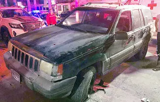 A exceso de velocidad atropella a un peatón, choca otro vehículo e impacta contra el portón de una vivienda