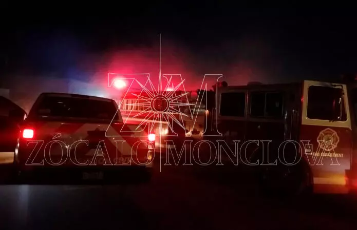 Elementos del Cuerpo de Bomberos acudieron de inmediato al sitio con dos unidades especiales tras recibir el llamado de auxilio, desplegando maniobras para contener las llamas antes de que alcanzaran una vivienda cercana.