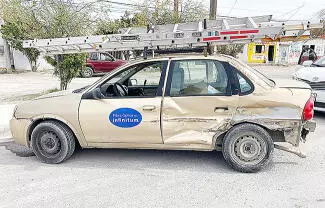 Severos daños materiales en un vehículo y dos personas con leves lesiones, dejó un fuerte accidente vial.