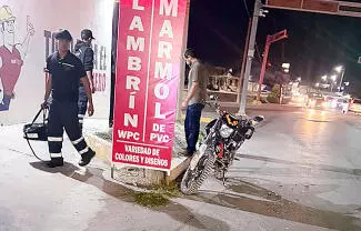 Un accidente vial se registró la noche del martes en el cruce de la Avenida Constitución y calle Progreso de la Zona Centro de Monclova.
