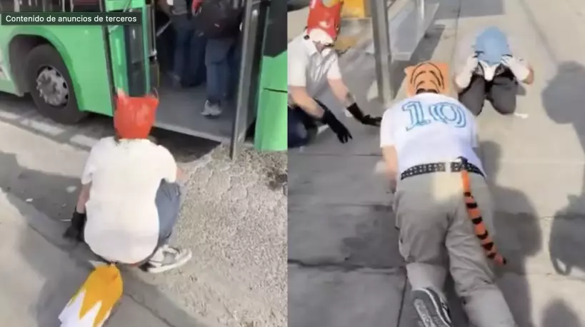 Las imágenes muestran cómo el operador impide que los jóvenes aborden la unidad 