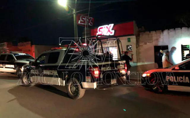 El encargado del expendio de cerveza no dudó en solicitar la intervención de las autoridades, por lo que en cuestión de minutos las fuerzas de seguridad llegaron al establecimiento.