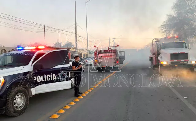 Bomberos dedicaron cerca de media hora a contener el avance del incendio al interior del camposanto, en la barda perimetral trasera, para luego proced