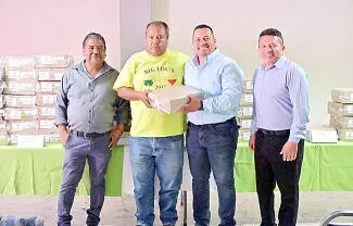 El alcalde Javier Flores Rodríguez encabezó la entrega de calzado de trabajo a empleados de campo de distintos departamentos.