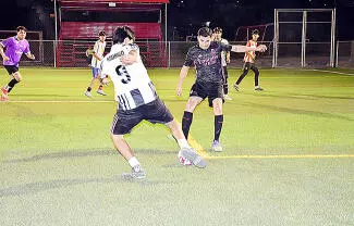 Con la participación de 16 escuadras, el complejo deportivo AV Sport arrancó la primera temporada de la Liga de Futbol 7 varonil nocturno.
