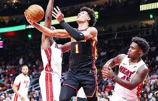 Tyler Herro anotó 24 puntos en su regreso tras una lesión en una costilla y el Heat de Miami nunca estuvo en desventaja para vapulear el viernes 128