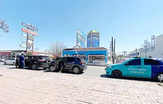 Cuantiosos daños materiales en dos camionetas Toyota y caos vial fue lo que arrojó un choque tipo alcance.