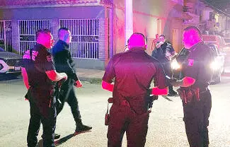 Al ver a los policías, por lo menos 10 jóvenes se refugiaron en sus domicilios donde fueron protegidos por sus padres