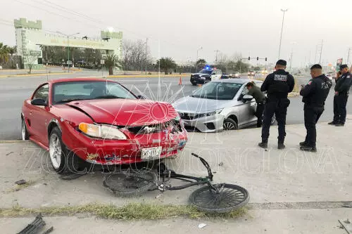 Al realizar la maniobra prohibida, se atravesó al paso de un automóvil; producto del choque un ciclista se vio involucrado. 