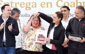 Entregan documento que avala que son propietarios de las viviendas del bienestar