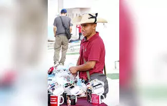 Originario de la Ciudad de México, llegó ayer a Monclova para ofrecer artículos alusivos a Morena