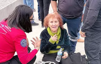 La mujer de aproximadamente 60 años de edad, sufrió un desvanecimiento tras ser aplastada por la multitud