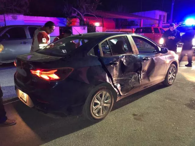 El impacto se registró en el costado del copiloto, golpeando ambas puertas y dejando severos daños en la carrocería del vehículo.