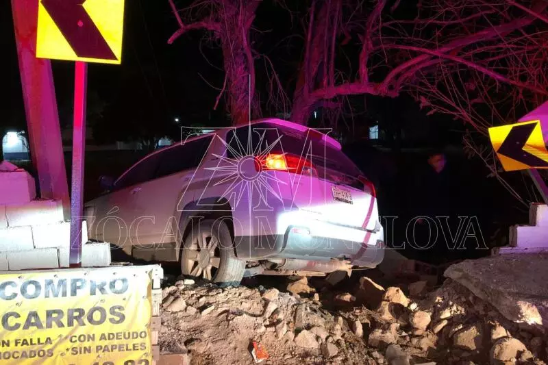Al llegar al cruce con la calle Narcisos, perdió el control del volante y se estrelló contra la pared de concreto del plantel educativo. 