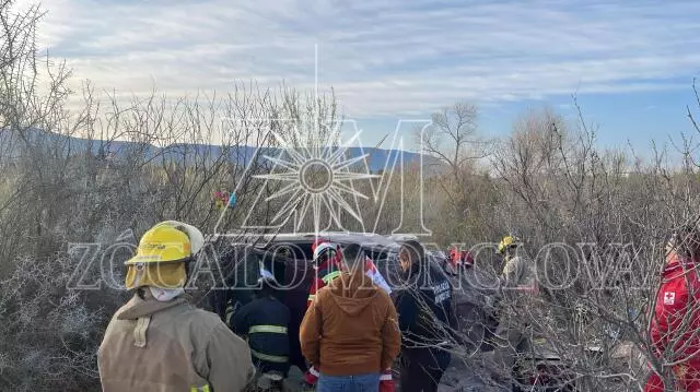 Paramédicos de la Cruz Roja arribaron al lugar para brindarle los primeros auxilios a la mujer, quien posteriormente fue trasladada a un hospital para su valoración médica.