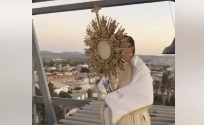 En medio de la tensión y los hechos violentos registrados tras la muerte de Nemesio Oseguera Cervantes, alias “El Mencho”, un sacerdote elevó el