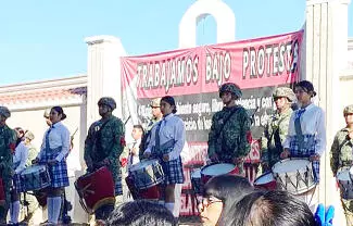 La Escuela Secundaria Técnica número 35 Harold R. Pape, mantiene colocadas las lonas en las que se informa que el personal docente labora bajo protesta