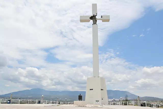 Esta configuración atmosférica permite un día agradable para actividades al aire libre, paseos, diligencias y trabajo sin preocupación por precipitaciones, mientras se mantiene la rutina diaria con comodidad bajo un cielo que combinará sol y nubes ligeras.