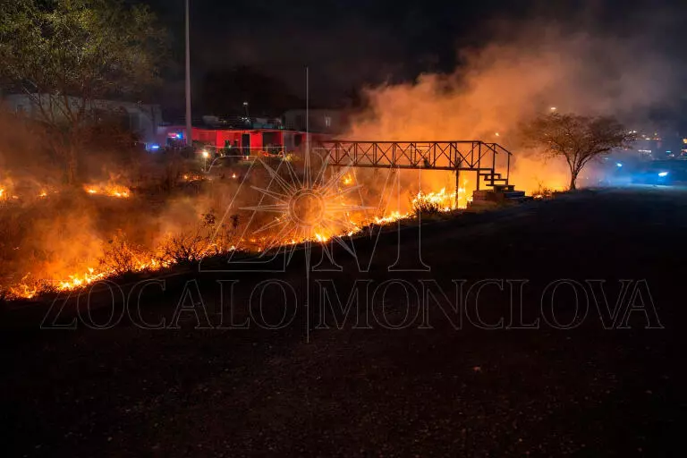 Elementos de Protección Civil y del Cuerpo de Bomberos de Monclova arribaron de inmediato al lugar y comenzaron las maniobras para contener el siniestro, evitando que las llamas se extendieran hacia las viviendas cercanas y automóviles estacionados.