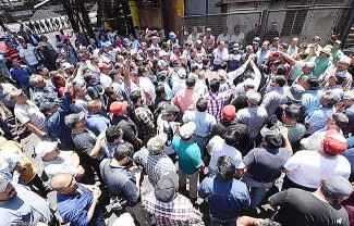 Otro duro golpe sufrieron los ex obreros de AHMSA, tras el colapso de la reciente subasta.