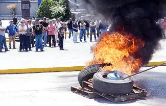 Todo se desmoronó, la subasta se vino abajo, los ex obreros acusan negros intereses de los inversionistas