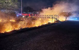 Un fuerte incendio se registró la noche del miércoles en los límites de las colonias Mezquital del Valle y Praderas del Sur.
