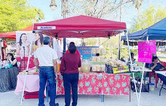 Decenas de emprendedores participaron ayer en el Mercadito Emprendedor en la plaza Aldama en el exterior del Museo Coahuila y Texas