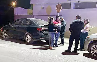Un conductor se dio a la fuga tras impactar por alcance otro vehículo donde viajaba una familia, provocando la movilización de las autoridades.