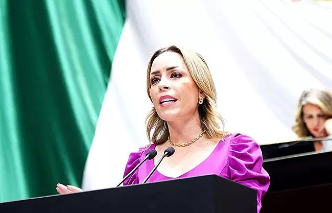 Se separan funcionarios de cargos para contender