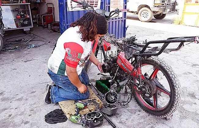 A sus 20 años, Brianna ha comenzado a abrirse camino en un terreno tradicionalmente dominado por hombres: la mecánica de motocicletas