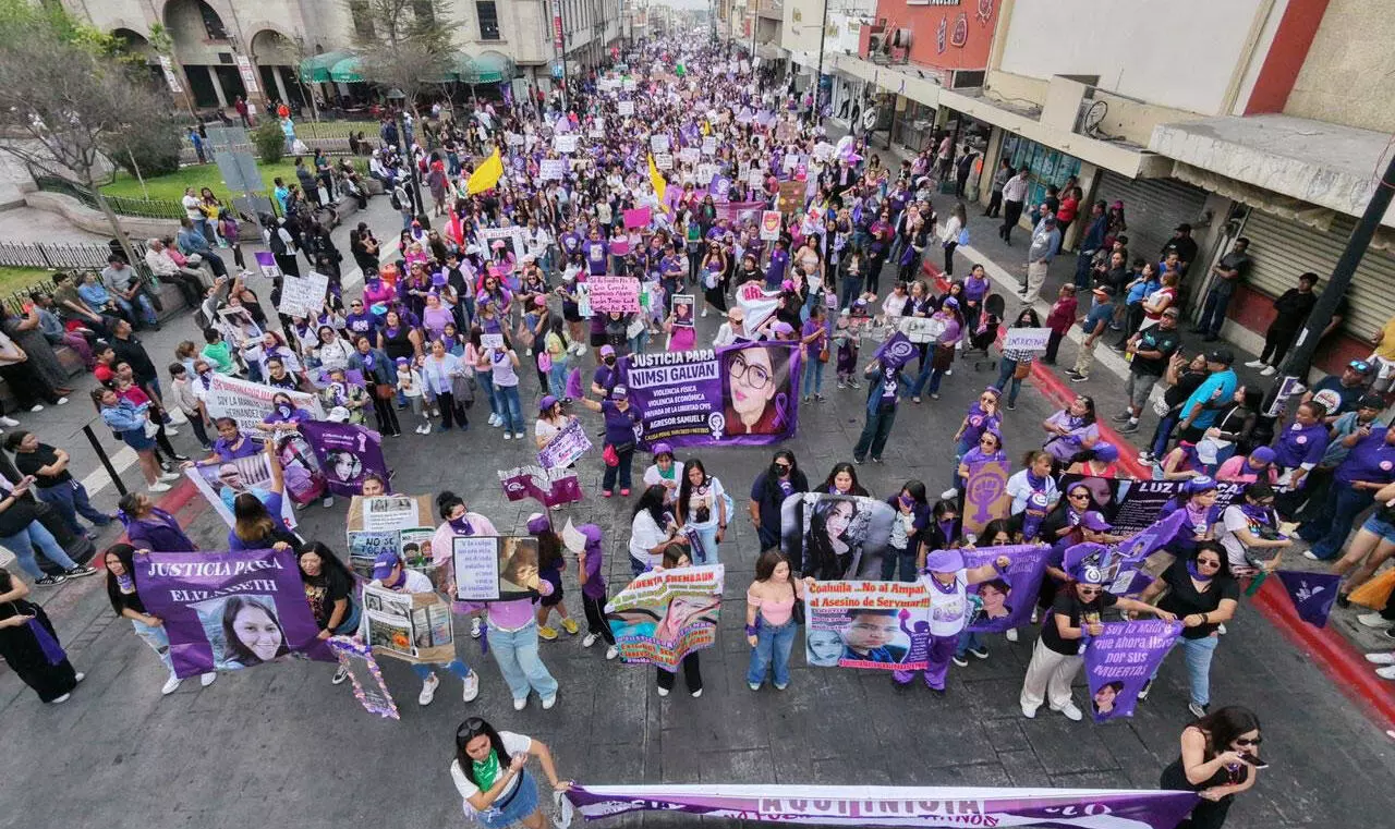 Marchan 15 mil mujeres en Saltillo por 8M