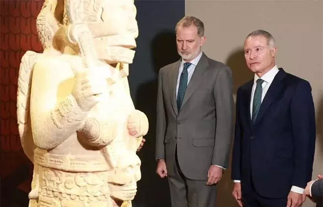El monarca español recorrió esta mañana de lunes en Madrid la exposición 'La mitad del mundo. La mujer en el México indígena'