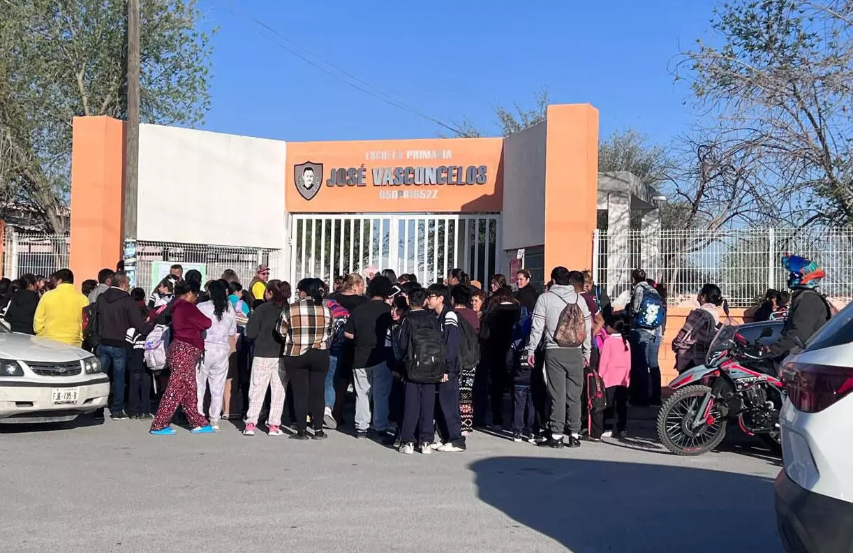 Cierran escuela José Vasconcelos por falta de intendente